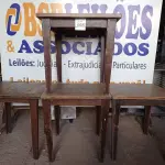 LOTE 005 - 04 MESAS EM MADEIRA MEDINDO 80X80CM. (NO ESTADO, NÃO SABEMOS SE FUNCIONA. LEILÃO NÃO TEM GARANTIA E NEM DEVOLUÇÃO).