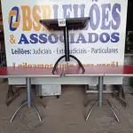 LOTE 053 - 03 MESAS DE MADEIRA E PÉS DE FERRO MEDIDAS VARIADAS. (NO ESTADO, NÃO SABEMOS SE FUNCIONA. LEILÃO NÃO TEM GARANTIA E NEM DEVOLUÇÃO).