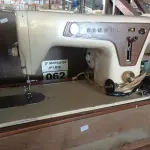 LOTE 062 - 01 MÁQUINA DE COSTURA MARCA SINGER. (NO ESTADO) ATENÇÃO! FAZER A VISITAÇÃO ANTES DE ARREMATAR, NÃO SABEMOS SE FUNCIONA. LEILÃO NÃO TEM GARANTIA E NEM DEVOLUÇÃO, SUJEITO A POSSÍVEIS AVARIAS VISÍVEIS/OCULTAS E/OU AUSÊNCIA DE COMPONENTES.