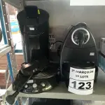 LOTE 123 - 02 CAFETEIRAS MARCAS E MODELOS DIVERSOS. (NO ESTADO) ATENÇÃO! FAZER A VISITAÇÃO ANTES DE ARREMATAR, NÃO SABEMOS SE FUNCIONA. LEILÃO NÃO TEM GARANTIA E NEM DEVOLUÇÃO, SUJEITO A POSSÍVEIS AVARIAS VISÍVEIS/OCULTAS E/OU AUSÊNCIA DE COMPONENTES.
