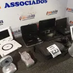 LOTE 023 - 01 LOTE COM ELETRÔNICOS DIVERSOS. (NO ESTADO) ATENÇÃO! FAZER A VISITAÇÃO ANTES DE ARREMATAR, NÃO SABEMOS SE FUNCIONA. LEILÃO NÃO TEM GARANTIA E NEM DEVOLUÇÃO, SUJEITO A POSSÍVEIS AVARIAS VISÍVEIS/OCULTAS E/OU AUSÊNCIA DE COMPONENTES.
