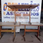 LOTE 017 - 03 MESAS DE MADEIRA MEDINDO 120CMX75CM. (NO ESTADO, NÃO SABEMOS SE FUNCIONA. LEILÃO NÃO TEM GARANTIA E NEM DEVOLUÇÃO).