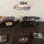 LOTE 004 - 01 WALKMAN E 04 RÁDIOS MARCAS E MODELOS DIVERSOS. (NO ESTADO) ATENÇÃO! FAZER A VISITAÇÃO ANTES DE ARREMATAR, NÃO SABEMOS SE FUNCIONA. LEILÃO NÃO TEM GARANTIA E NEM DEVOLUÇÃO, SUJEITO A POSSÍVEIS AVARIAS VISÍVEIS/OCULTAS E/OU AUSÊNCIA DE COMPONENTES.