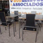 LOTE 031 - 02 MESAS DESIGN ARROJADO COM TAMPO DE MADEIRA E PÉS DE FERRO COM 04 CADEIRAS MEDINDO 80CMX80CM. (NO ESTADO, NÃO SABEMOS SE FUNCIONA. LEILÃO NÃO TEM GARANTIA E NEM DEVOLUÇÃO).
