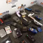 LOTE 009 - 01 LOTE COM ELETRÔNICOS DIVERSOS. (NO ESTADO) ATENÇÃO! FAZER A VISITAÇÃO ANTES DE ARREMATAR, NÃO SABEMOS SE FUNCIONA. LEILÃO NÃO TEM GARANTIA E NEM DEVOLUÇÃO, SUJEITO A POSSÍVEIS AVARIAS VISÍVEIS/OCULTAS E/OU AUSÊNCIA DE COMPONENTES.
