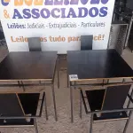 LOTE 026 - 02 MESAS DESIGN ARROJADO COM TAMPO DE MADEIRA E PÉS DE FERRO COM 04 CADEIRAS MEDINDO 80CMX80CM. (NO ESTADO, NÃO SABEMOS SE FUNCIONA. LEILÃO NÃO TEM GARANTIA E NEM DEVOLUÇÃO).