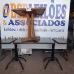 LOTE 013 - 03 MESAS DE MADEIRA COM PÉS DE FERRO MEDIDAS VARIADAS. (NO ESTADO, NÃO SABEMOS SE FUNCIONA. LEILÃO NÃO TEM GARANTIA E NEM DEVOLUÇÃO).