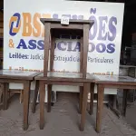LOTE 043 - 04 MESAS DE MADEIRA, SENDO 03 COM TAMPO DE AZULEJO MEDINDO 80CMX80CM. (NO ESTADO, NÃO SABEMOS SE FUNCIONA. LEILÃO NÃO TEM GARANTIA E NEM DEVOLUÇÃO).