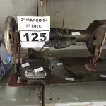 LOTE 125 - 01 MÁQUINA DE COSTURA ANTIGA. (NO ESTADO) ATENÇÃO! FAZER A VISITAÇÃO ANTES DE ARREMATAR, NÃO SABEMOS SE FUNCIONA. LEILÃO NÃO TEM GARANTIA E NEM DEVOLUÇÃO, SUJEITO A POSSÍVEIS AVARIAS VISÍVEIS/OCULTAS E/OU AUSÊNCIA DE COMPONENTES.