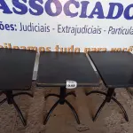 LOTE 048 - 03 MESAS DE MADEIRA E PÉS DE FERRO MEDIDAS VARIADAS. (NO ESTADO, NÃO SABEMOS SE FUNCIONA. LEILÃO NÃO TEM GARANTIA E NEM DEVOLUÇÃO).
