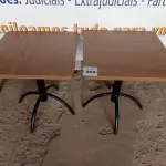 LOTE 068 - 02 MESAS COM TAMPO DE MADEIRA E PÉS DE FERRO MEDINDO 70CMX70CM. (NO ESTADO, NÃO SABEMOS SE FUNCIONA. LEILÃO NÃO TEM GARANTIA E NEM DEVOLUÇÃO).