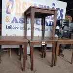 LOTE 036 - 04 MESAS EM MADEIRA MEDINDO 80CMX80CM COM 04 BANQUETAS DE PLÁSTICO. (NO ESTADO, NÃO SABEMOS SE FUNCIONA. LEILÃO NÃO TEM GARANTIA E NEM DEVOLUÇÃO).