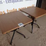 LOTE 071 - 02 MESAS COM TAMPO DE MADEIRA E PÉS DE FERRO MEDINDO 70CMX70CM. (NO ESTADO, NÃO SABEMOS SE FUNCIONA. LEILÃO NÃO TEM GARANTIA E NEM DEVOLUÇÃO).