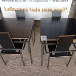LOTE 030 - 02 MESAS DESIGN ARROJADO COM TAMPO DE MADEIRA E PÉS DE FERRO COM 04 CADEIRAS MEDINDO 80CMX80CM. (NO ESTADO, NÃO SABEMOS SE FUNCIONA. LEILÃO NÃO TEM GARANTIA E NEM DEVOLUÇÃO).