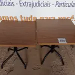 LOTE 070 - 02 MESAS COM TAMPO DE MADEIRA E PÉS DE FERRO MEDINDO 70CMX70CM. (NO ESTADO, NÃO SABEMOS SE FUNCIONA. LEILÃO NÃO TEM GARANTIA E NEM DEVOLUÇÃO).