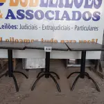 LOTE 050 - 03 MESAS DE MADEIRA E PÉS DE FERRO MEDIDAS VARIADAS. (NO ESTADO, NÃO SABEMOS SE FUNCIONA. LEILÃO NÃO TEM GARANTIA E NEM DEVOLUÇÃO).