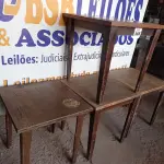 LOTE 005 - 04 MESAS EM MADEIRA MEDINDO 80X80CM. (NO ESTADO, NÃO SABEMOS SE FUNCIONA. LEILÃO NÃO TEM GARANTIA E NEM DEVOLUÇÃO).