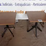 LOTE 067 - 02 MESAS COM TAMPO DE MADEIRA E PÉS DE FERRO MEDINDO 70CMX70CM. (NO ESTADO, NÃO SABEMOS SE FUNCIONA. LEILÃO NÃO TEM GARANTIA E NEM DEVOLUÇÃO).