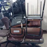 LOTE 551 - 02 CADEIRAS PÉS FIXOS E 03 GIRATÓRIAS. (NO ESTADO) ATENÇÃO! FAZER A VISITAÇÃO ANTES DE ARREMATAR, NÃO SABEMOS SE FUNCIONA. LEILÃO NÃO TEM GARANTIA E NEM DEVOLUÇÃO, SUJEITO A POSSÍVEIS AVARIAS VISÍVEIS/OCULTAS E/OU AUSÊNCIA DE COMPONENTES.
