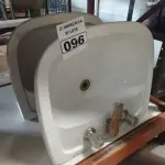 LOTE 096 - 02 CUBAS PARA LAVATÓRIO COM TORNEIRAS DE METAL COM ACIONAMENTO DUPLO. (NO ESTADO) ATENÇÃO! FAZER A VISITAÇÃO ANTES DE ARREMATAR, NÃO SABEMOS SE FUNCIONA. LEILÃO NÃO TEM GARANTIA E NEM DEVOLUÇÃO, SUJEITO A POSSÍVEIS AVARIAS VISÍVEIS/OCULTAS E/OU AUSÊNCIA DE COMPONENTES.