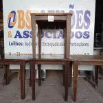 LOTE 042 - 04 MESAS DE MADEIRA MEDINDO 80CMX80CM. (NO ESTADO, NÃO SABEMOS SE FUNCIONA. LEILÃO NÃO TEM GARANTIA E NEM DEVOLUÇÃO).