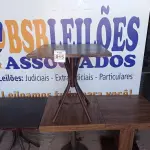 LOTE 015 - 04 MESAS DE MADEIRA SENDO 01 COM PÉS DE FERRO MEDIDAS VARIADAS. (NO ESTADO, NÃO SABEMOS SE FUNCIONA. LEILÃO NÃO TEM GARANTIA E NEM DEVOLUÇÃO).