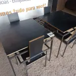 LOTE 033 - 02 MESAS DESIGN ARROJADO COM TAMPO DE MADEIRA E PÉS DE FERRO COM 04 CADEIRAS MEDINDO 80CMX80CM. (NO ESTADO, NÃO SABEMOS SE FUNCIONA. LEILÃO NÃO TEM GARANTIA E NEM DEVOLUÇÃO).