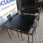 LOTE 030 - 02 MESAS DESIGN ARROJADO COM TAMPO DE MADEIRA E PÉS DE FERRO COM 04 CADEIRAS MEDINDO 80CMX80CM. (NO ESTADO, NÃO SABEMOS SE FUNCIONA. LEILÃO NÃO TEM GARANTIA E NEM DEVOLUÇÃO).