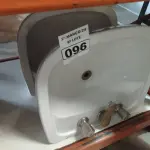 LOTE 096 - 02 CUBAS PARA LAVATÓRIO COM TORNEIRAS DE METAL COM ACIONAMENTO DUPLO. (NO ESTADO) ATENÇÃO! FAZER A VISITAÇÃO ANTES DE ARREMATAR, NÃO SABEMOS SE FUNCIONA. LEILÃO NÃO TEM GARANTIA E NEM DEVOLUÇÃO, SUJEITO A POSSÍVEIS AVARIAS VISÍVEIS/OCULTAS E/OU AUSÊNCIA DE COMPONENTES.