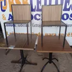 LOTE 051 - 02 MESAS TAMPO DE MADEIRA E PÉS DE FERRO COM 02 CADEIRAS. (NO ESTADO, NÃO SABEMOS SE FUNCIONA. LEILÃO NÃO TEM GARANTIA E NEM DEVOLUÇÃO).
