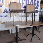 LOTE 051 - 02 MESAS TAMPO DE MADEIRA E PÉS DE FERRO COM 02 CADEIRAS. (NO ESTADO, NÃO SABEMOS SE FUNCIONA. LEILÃO NÃO TEM GARANTIA E NEM DEVOLUÇÃO).