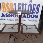 LOTE 025 - 03 MESAS DE MADEIRA COM PÉS DE FERRO, SENDO 02 COM TAMPO EM AZULEJO. (NO ESTADO, NÃO SABEMOS SE FUNCIONA. LEILÃO NÃO TEM GARANTIA E NEM DEVOLUÇÃO).