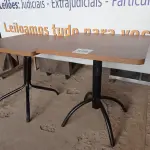 LOTE 070 - 02 MESAS COM TAMPO DE MADEIRA E PÉS DE FERRO MEDINDO 70CMX70CM. (NO ESTADO, NÃO SABEMOS SE FUNCIONA. LEILÃO NÃO TEM GARANTIA E NEM DEVOLUÇÃO).