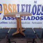 LOTE 013 - 03 MESAS DE MADEIRA COM PÉS DE FERRO MEDIDAS VARIADAS. (NO ESTADO, NÃO SABEMOS SE FUNCIONA. LEILÃO NÃO TEM GARANTIA E NEM DEVOLUÇÃO).