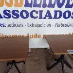 LOTE 067 - 02 MESAS COM TAMPO DE MADEIRA E PÉS DE FERRO MEDINDO 70CMX70CM. (NO ESTADO, NÃO SABEMOS SE FUNCIONA. LEILÃO NÃO TEM GARANTIA E NEM DEVOLUÇÃO).