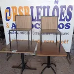 LOTE 051 - 02 MESAS TAMPO DE MADEIRA E PÉS DE FERRO COM 02 CADEIRAS. (NO ESTADO, NÃO SABEMOS SE FUNCIONA. LEILÃO NÃO TEM GARANTIA E NEM DEVOLUÇÃO).