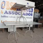 LOTE 044 - 03 MESAS COM TAMPO DE MADEIRAS E PÉS DE FERRO MEDINDO 90CMX90CM. (NO ESTADO, NÃO SABEMOS SE FUNCIONA. LEILÃO NÃO TEM GARANTIA E NEM DEVOLUÇÃO).