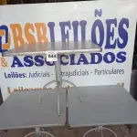 LOTE 044 - 03 MESAS COM TAMPO DE MADEIRAS E PÉS DE FERRO MEDINDO 90CMX90CM. (NO ESTADO, NÃO SABEMOS SE FUNCIONA. LEILÃO NÃO TEM GARANTIA E NEM DEVOLUÇÃO).