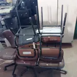 LOTE 551 - 02 CADEIRAS PÉS FIXOS E 03 GIRATÓRIAS. (NO ESTADO) ATENÇÃO! FAZER A VISITAÇÃO ANTES DE ARREMATAR, NÃO SABEMOS SE FUNCIONA. LEILÃO NÃO TEM GARANTIA E NEM DEVOLUÇÃO, SUJEITO A POSSÍVEIS AVARIAS VISÍVEIS/OCULTAS E/OU AUSÊNCIA DE COMPONENTES.