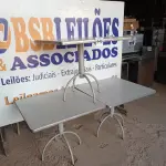 LOTE 045 - 03 MESAS COM TAMPO DE MADEIRAS E PÉS DE FERRO MEDINDO 90CMX90CM. (NO ESTADO, NÃO SABEMOS SE FUNCIONA. LEILÃO NÃO TEM GARANTIA E NEM DEVOLUÇÃO).