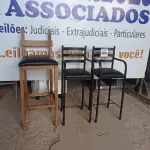 LOTE 066 - 02 CADEIRINHAS INFANTIL E 01 BANQUETA. (NO ESTADO, NÃO SABEMOS SE FUNCIONA. LEILÃO NÃO TEM GARANTIA E NEM DEVOLUÇÃO).