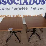 LOTE 071 - 02 MESAS COM TAMPO DE MADEIRA E PÉS DE FERRO MEDINDO 70CMX70CM. (NO ESTADO, NÃO SABEMOS SE FUNCIONA. LEILÃO NÃO TEM GARANTIA E NEM DEVOLUÇÃO).