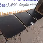 LOTE 052 - 03 MESAS DE MADEIRA E PÉS DE FERRO MEDIDAS VARIADAS. (NO ESTADO, NÃO SABEMOS SE FUNCIONA. LEILÃO NÃO TEM GARANTIA E NEM DEVOLUÇÃO).