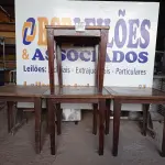 LOTE 004 - 04 MESAS EM MADEIRA MEDINDO 80X80CM. (NO ESTADO, NÃO SABEMOS SE FUNCIONA. LEILÃO NÃO TEM GARANTIA E NEM DEVOLUÇÃO).