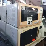 LOTE 257 - 04 MICRO-ONDAS MARCAS E MODELOS DIVERSOS PARA RETIRADA DE PEÇAS. (NO ESTADO) ATENÇÃO! FAZER A VISITAÇÃO ANTES DE ARREMATAR, NÃO SABEMOS SE FUNCIONA. LEILÃO NÃO TEM GARANTIA E NEM DEVOLUÇÃO, SUJEITO A POSSÍVEIS AVARIAS VISÍVEIS/OCULTAS E/OU AUSÊNCIA DE COMPONENTES.