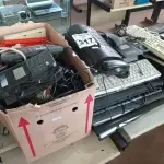 LOTE 317 - 01 LOTE COM VÁRIOS CABOS, APARELHOS DE TELEFONE, 01 APARELHO DE FAX E VÁRIOS TECLADOS PARA PC MARCAS E MODELOS DIVERSOS. (NO ESTADO) ATENÇÃO! FAZER A VISITAÇÃO ANTES DE ARREMATAR, NÃO SABEMOS SE FUNCIONA. LEILÃO NÃO TEM GARANTIA E NEM DEVOLUÇÃO, SUJEITO A POSSÍVEIS AVARIAS VISÍVEIS/OCULTAS E/OU AUSÊNCIA DE COMPONENTES.