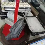 LOTE 318 - 01 TOTEM PARA SENHA, VÁRIOS DISCOS DE CORTE, VÁRIAS CANTONEIRAS DE FERRO E 02 LUMINÁRIAS DE LED. (NO ESTADO) ATENÇÃO! FAZER A VISITAÇÃO ANTES DE ARREMATAR, NÃO SABEMOS SE FUNCIONA. LEILÃO NÃO TEM GARANTIA E NEM DEVOLUÇÃO, SUJEITO A POSSÍVEIS AVARIAS VISÍVEIS/OCULTAS E/OU AUSÊNCIA DE COMPONENTES.