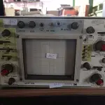 LOTE 380 - 01 OSCILOSCÓPIO. (NO ESTADO) ATENÇÃO! FAZER A VISITAÇÃO ANTES DE ARREMATAR, NÃO SABEMOS SE FUNCIONA. LEILÃO NÃO TEM GARANTIA E NEM DEVOLUÇÃO, SUJEITO A POSSÍVEIS AVARIAS VISÍVEIS/OCULTAS E/OU AUSÊNCIA DE COMPONENTES.