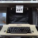 LOTE 227 - 01 MÁQUINA DE ESCREVER REMINETON 55L. (NO ESTADO) ATENÇÃO! FAZER A VISITAÇÃO ANTES DE ARREMATAR, NÃO SABEMOS SE FUNCIONA. LEILÃO NÃO TEM GARANTIA E NEM DEVOLUÇÃO, SUJEITO A POSSÍVEIS AVARIAS VISÍVEIS/OCULTAS E/OU AUSÊNCIA DE COMPONENTES.