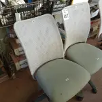 LOTE 457 - 02 CADEIRAS DE ESCRITÓRIO COM BASES GIRATÓRIAS. (NO ESTADO) ATENÇÃO! FAZER A VISITAÇÃO ANTES DE ARREMATAR, NÃO SABEMOS SE FUNCIONA. LEILÃO NÃO TEM GARANTIA E NEM DEVOLUÇÃO, SUJEITO A POSSÍVEIS AVARIAS VISÍVEIS/OCULTAS E/OU AUSÊNCIA DE COMPONENTES.
